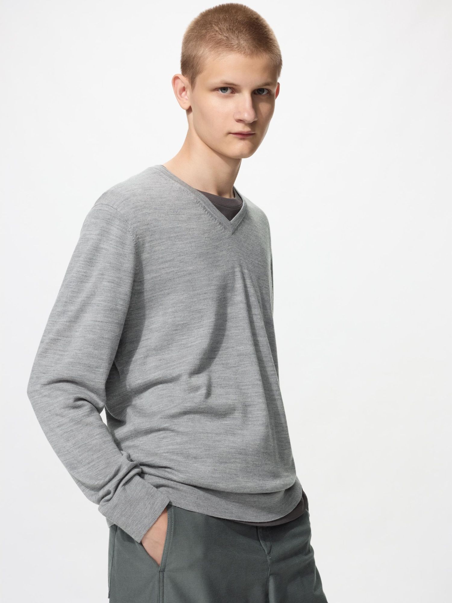 Свитер из шерсти Merino с V-образным вырезом